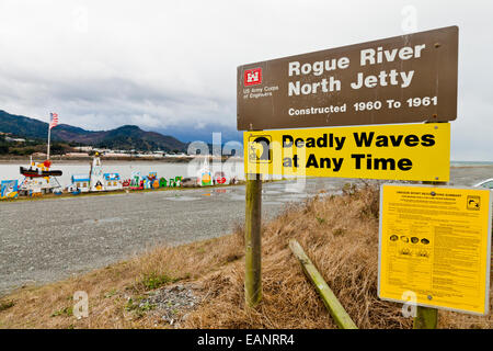 Rogue River North Jetty Zeichen mit Fort Katze im Hintergrund Stockfoto