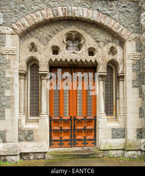 Reich verzierte Doppel Holz Doora mit Glasscheiben & spektakuläre Steinmetzarbeiten am Eingang zum historischen Gebäude in Caernarfon, Wales Stockfoto