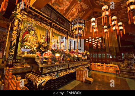 Altar im Inneren der Tian Tan Buddha Tempel befindet sich in Ngong Ping, Lantau Island in Hongkong. Stockfoto