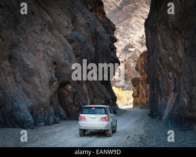 Straße durch den Canyon zwischen Wadi als Sahtan und Wadi Bani Awf, Oman Stockfoto