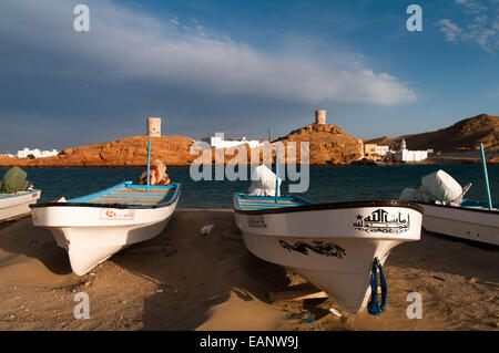 Boote am Strand von Sur, Oman Stockfoto