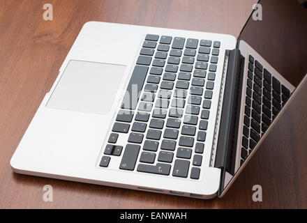 Laptop auf Holztisch hautnah Stockfoto
