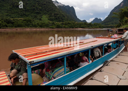 Angedockte Boot auf dem Nam Ou Fluss in Laos in der Nähe von Dorf Muang Ngoi Stockfoto