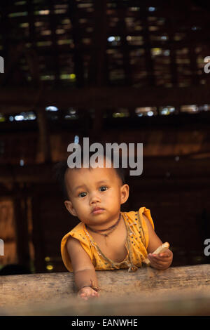 Ein Lao-Baby in der Tür eine Bambushütte Stockfoto