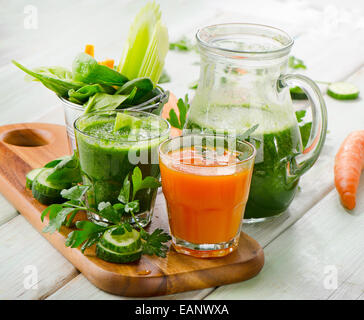 Gesunde Gemüse Smoothie und Saft.  Selektiven Fokus Stockfoto