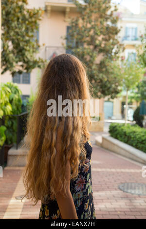 Frau mit langen lockigen Haaren stehen im freien Stockfoto