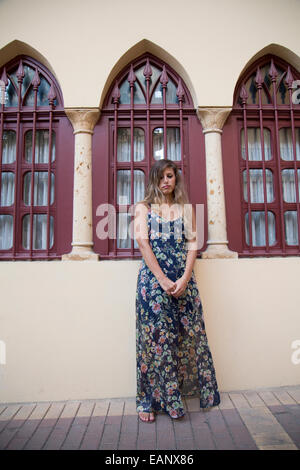 Frau im langen geblümten Kleid stehen im freien Stockfoto