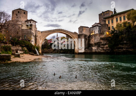 Mostar, Bosnien und Herzegowina. 19. November 2014. Trüben Start in den Tag auf die Stari Most oder alte Brücke in Mostar, Bosnien und Herzegowina. Bildnachweis: Richard Wayman/Alamy Live-Nachrichten Stockfoto