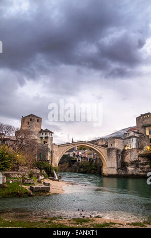 Mostar, Bosnien und Herzegowina. 19. November 2014. Trüben Start in den Tag auf die Stari Most oder alte Brücke in Mostar, Bosnien und Herzegowina. Bildnachweis: Richard Wayman/Alamy Live-Nachrichten Stockfoto