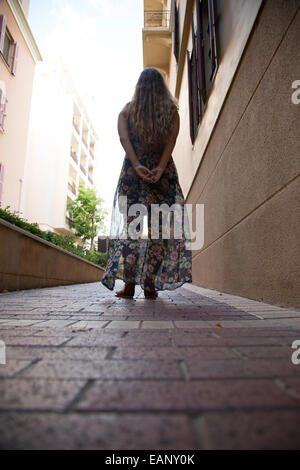 Junge Frau in der Gasse Stockfoto