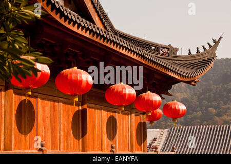 Rote Laternen hängen auf dem Dach des Tempels Faxi, Hangzhou, China Stockfoto