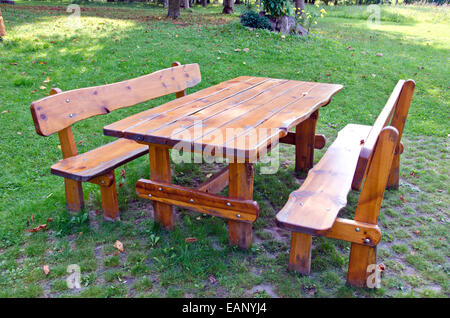 Holztisch und Sitze im Sommer-Picknick-park Stockfoto