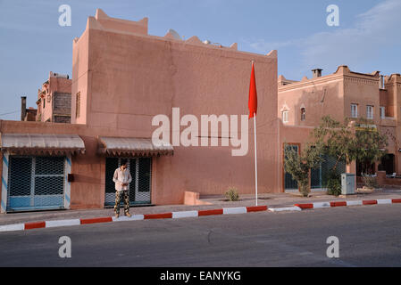 Straßenszene in der Stadt Ouarzazate, Marokko Stockfoto