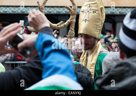 St. Patrick grüßt Menschen an der Parade in Dublin, Irland Stockfoto