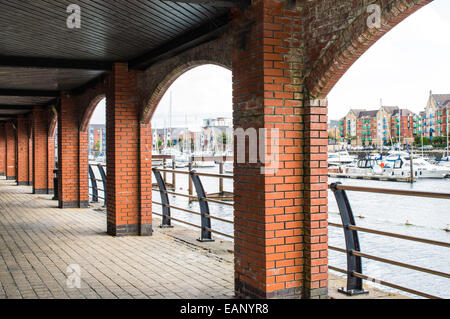 Unter den Bögen, mit Blick auf die schaukelnden Swansea Marina mit Booten auf dem Wasser Stockfoto