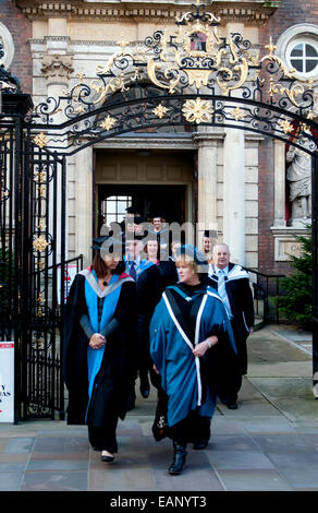 Worcester Universität Abschlusstag - die akademische Prozession aus der Guildhall zur Kathedrale, Worcester, Großbritannien Stockfoto