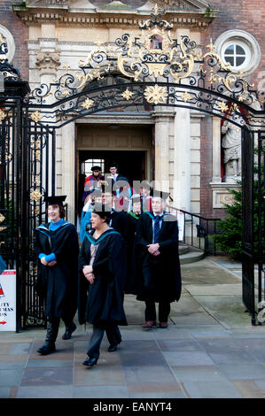 Worcester Universität Abschlusstag - die akademische Prozession aus der Guildhall zur Kathedrale, Worcester, Großbritannien Stockfoto