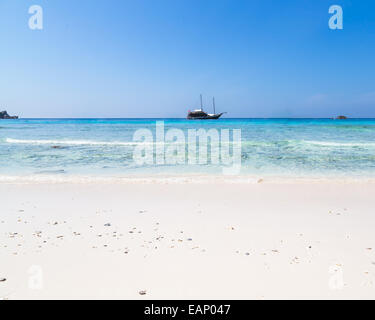 White Sand Beach und türkisblauen Meer unter blauem Himmel. Stockfoto