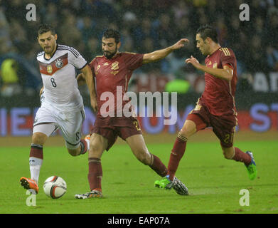 Vigo, Spanien. 18. November 2014. Kevin Volland (L) Deutschlands, Spaniens Raul Albiol und Bruno Soriano wetteifern um die Kugel während der Fußball-Freundschaftsspiel Spanien - Deutschland am Estadio Balaidos in Vigo, Spanien, 18. November 2014. Foto: Carmen Jaspersen/Dpa/Alamy Live News Stockfoto