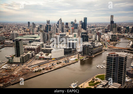 Luftaufnahme der Docklands Melbourne schoss aus der Süd-West auf einem niedrigen Niveau. Stockfoto