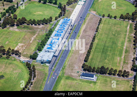 Luftaufnahme des Albert Park Race track "Boxengasse" in Melbourne. Stockfoto