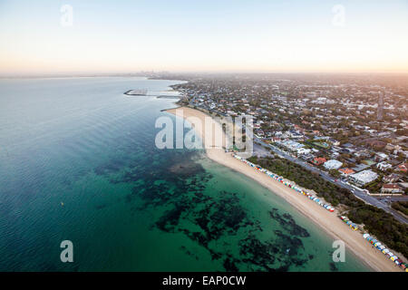 Brighton Beach mit Blick auf die Melbourne CBD. Stockfoto
