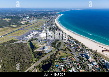 Luftbild vom Gold Coast Airport (OOL) Blick nach Norden in Richtung Mermaid Beach. Stockfoto