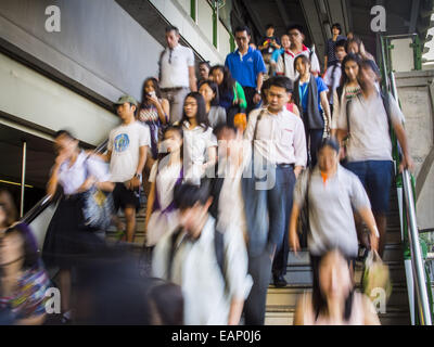 Bangkok, Bangkok, Thailand. 19. November 2014. Pendler lassen die Asoke BTS Skytrain-Station in Bangkok. Zwischen Juli und September die Wirtschaft 0,6 Prozent im Vergleich zum Vorjahr wuchs, berichtet des National Economic and Social Development Board (NESDB). Thailands Wirtschaft erreicht ein schwache 0,2 Prozent Wachstum in den ersten neun Monaten des Jahres. Die NESDB sagte, dass die thailändische Wirtschaft wird voraussichtlich um 1 Prozent im Jahr 2014 wachsen. Behörden sagen, dass die langsamen Wachstums ist, weil Touristen nach Thailand im Zuge des Putsches im Mai 2014 nicht zurückgegeben und die geringere Nachfrage für Computer comp Stockfoto