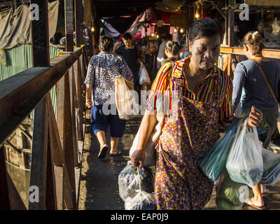 Bangkok, Bangkok, Thailand. 19. November 2014. Shopper verlassen Khlong Toei Markt in Bangkok. Zwischen Juli und September die Wirtschaft 0,6 Prozent im Vergleich zum Vorjahr wuchs, berichtet des National Economic and Social Development Board (NESDB). Thailands Wirtschaft erreicht ein schwache 0,2 Prozent Wachstum in den ersten neun Monaten des Jahres. Die NESDB sagte, dass die thailändische Wirtschaft wird voraussichtlich um 1 Prozent im Jahr 2014 wachsen. Behörden sagen, dass die langsamen Wachstums ist, weil Touristen nach Thailand im Zuge des Putsches im Mai 2014 nicht zurückgegeben und die geringere Nachfrage für Computer-Komponenten, speci Stockfoto