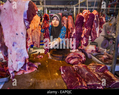 Bangkok, Bangkok, Thailand. 19. November 2014. Ein muslimischer Ladenbesitzer Metzger Ziegenfleisch in Khlong Toei Markt in Bangkok. Zwischen Juli und September die Wirtschaft nur 0,6 Prozent im Vergleich zum Vorjahr wuchs, berichtet des National Economic and Social Development Board (NESDB). Thailands Wirtschaft erreicht ein schwache 0,2 Prozent Wachstum in den ersten neun Monaten des Jahres. Die NESDB sagte, dass die thailändische Wirtschaft wird voraussichtlich um 1 Prozent im Jahr 2014 wachsen. Behörden sagen, dass das schleppende Wachstum ist, weil Touristen nach Thailand im Zuge des Putsches im Mai 2014 nicht zurückgegeben und reduzierte deman Stockfoto