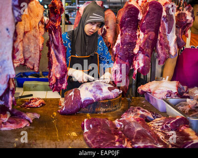 Bangkok, Bangkok, Thailand. 19. November 2014. Ein muslimischer Ladenbesitzer Metzger Ziegenfleisch in Khlong Toei Markt in Bangkok. Zwischen Juli und September die Wirtschaft nur 0,6 Prozent im Vergleich zum Vorjahr wuchs, berichtet des National Economic and Social Development Board (NESDB). Thailands Wirtschaft erreicht ein schwache 0,2 Prozent Wachstum in den ersten neun Monaten des Jahres. Die NESDB sagte, dass die thailändische Wirtschaft wird voraussichtlich um 1 Prozent im Jahr 2014 wachsen. Behörden sagen, dass das schleppende Wachstum ist, weil Touristen nach Thailand im Zuge des Putsches im Mai 2014 nicht zurückgegeben und reduzierte deman Stockfoto