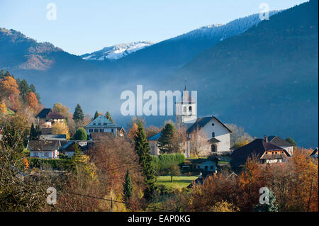 Marthod, Val D'Arly, Savoie, Frankreich. 19. November 2014. Nebel steigt am Morgen nach einer kalten Nacht wärmt. Nach einigen Tagen Regenwetter in geringer Höhe und Schnee im Hochgebirge bricht am Morgen mit einem klaren blauen Himmel. Bildnachweis: Graham M. Lawrence/Alamy Live-Nachrichten. Stockfoto