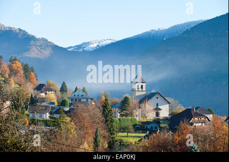 Marthod, Val D'Arly, Savoie, Frankreich. 19. November 2014. Nebel steigt am Morgen nach einer kalten Nacht wärmt. Nach einigen Tagen Regenwetter in geringer Höhe und Schnee im Hochgebirge bricht am Morgen mit einem klaren blauen Himmel. Bildnachweis: Graham M. Lawrence/Alamy Live-Nachrichten. Stockfoto