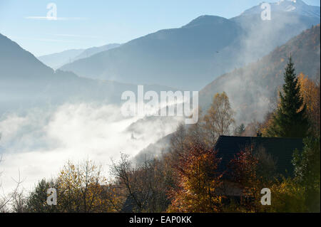 Val D'Arly, Savoie, Frankreich. 19. November 2014. Nebel steigt am Morgen nach einer kalten Nacht wärmt. Nach einigen Tagen Regenwetter in geringer Höhe und Schnee im Hochgebirge bricht am Morgen mit einem klaren blauen Himmel. Bildnachweis: Graham M. Lawrence/Alamy Live-Nachrichten. Stockfoto