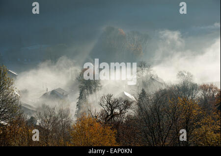 Val D'Arly, Savoie, Frankreich. 19. November 2014. Nebel steigt am Morgen nach einer kalten Nacht wärmt. Nach einigen Tagen Regenwetter in geringer Höhe und Schnee im Hochgebirge bricht am Morgen mit einem klaren blauen Himmel. Bildnachweis: Graham M. Lawrence/Alamy Live-Nachrichten. Stockfoto