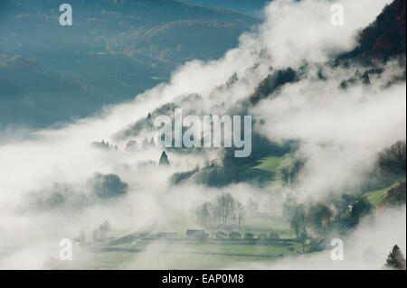 Val D'Arly, Savoie, Frankreich. 19. November 2014. Nebel steigt am Morgen nach einer kalten Nacht wärmt. Nach einigen Tagen Regenwetter in geringer Höhe und Schnee im Hochgebirge bricht am Morgen mit einem klaren blauen Himmel. Bildnachweis: Graham M. Lawrence/Alamy Live-Nachrichten. Stockfoto