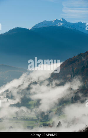 Val D'Arly, Savoie, Frankreich. 19. November 2014. Nebel steigt am Morgen nach einer kalten Nacht wärmt. Nach einigen Tagen Regenwetter in geringer Höhe und Schnee im Hochgebirge bricht am Morgen mit einem klaren blauen Himmel. Bildnachweis: Graham M. Lawrence/Alamy Live-Nachrichten. Stockfoto