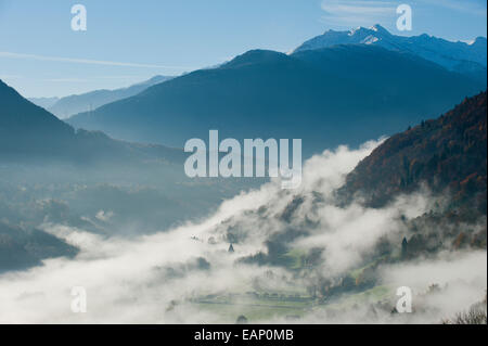 Val D'Arly, Savoie, Frankreich. 19. November 2014. Nebel steigt am Morgen nach einer kalten Nacht wärmt. Nach einigen Tagen Regenwetter in geringer Höhe und Schnee im Hochgebirge bricht am Morgen mit einem klaren blauen Himmel. Bildnachweis: Graham M. Lawrence/Alamy Live-Nachrichten. Stockfoto