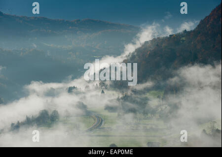 Val D'Arly, Savoie, Frankreich. 19. November 2014. Nebel steigt am Morgen nach einer kalten Nacht wärmt. Nach einigen Tagen Regenwetter in geringer Höhe und Schnee im Hochgebirge bricht am Morgen mit einem klaren blauen Himmel. Bildnachweis: Graham M. Lawrence/Alamy Live-Nachrichten. Stockfoto