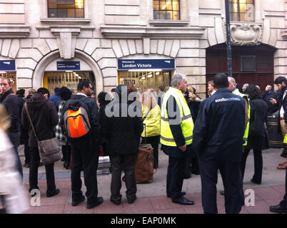 London, UK. 19. November 2014. Der Bahnhof London Victoria wurde evakuiert und geschlossen für Personal und Passagiere aufgrund eines Brandes in einem der Geschäfte auf dem Zusammentreffen. London Feuer und Rettung Service besuchte Stiefel innerhalb der Bahnhofsanlage um das Feuer zu löschen. Die Station wurde am um 08:45 wiedereröffnet. Bildnachweis: Matthew Woodward/Alamy Live-Nachrichten Stockfoto