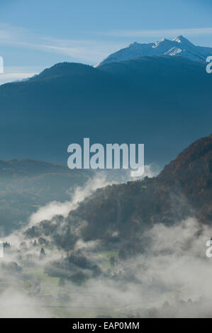 Val D'Arly, Savoie, Frankreich. 19. November 2014. Nebel steigt am Morgen nach einer kalten Nacht wärmt. Nach einigen Tagen Regenwetter in geringer Höhe und Schnee im Hochgebirge bricht am Morgen mit einem klaren blauen Himmel. Bildnachweis: Graham M. Lawrence/Alamy Live-Nachrichten. Stockfoto