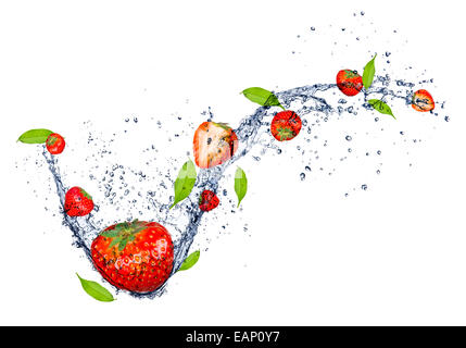 Frische Erdbeeren im Wasser planschen, isoliert auf weißem Hintergrund Stockfoto