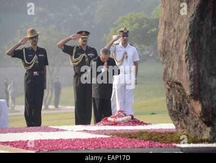 Neu-Delhi, Indien. 19. November 2014. Indischer Präsident Pranab Mukherjee (vorne) würdigt in der Gedenkstätte des ehemaligen indischen Premierministerin Indira Gandhi auf ihren 97. Geburtstag am Shakti Sthal in Neu-Delhi, Indien, 19. November 2014. Bildnachweis: Partha Sarkar/Xinhua/Alamy Live-Nachrichten Stockfoto