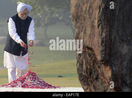 Neu-Delhi, Indien. 19. November 2014. Der ehemalige indische Premierminister Manmohan Singh würdigt floral in der Gedenkstätte des ehemaligen indischen Premierministerin Indira Gandhi auf ihren 97. Geburtstag am Shakti Sthal in Neu-Delhi, Indien, 19. November 2014. Bildnachweis: Partha Sarkar/Xinhua/Alamy Live-Nachrichten Stockfoto