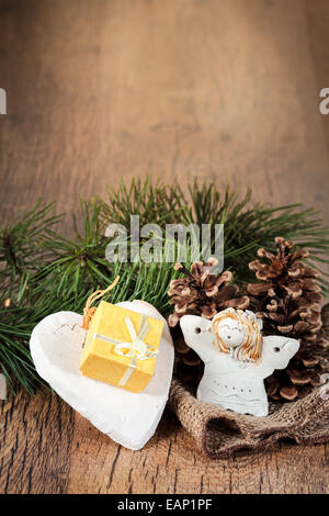 Weihnachtsgeschenk in Kästchen, dekoriert mit irdenen Herz, Zapfen und Zweige. Platz für text Stockfoto