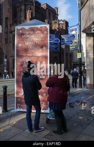 Manchester UK, November 2014. St Annes Square Weihnachtsmarkt Stockfoto