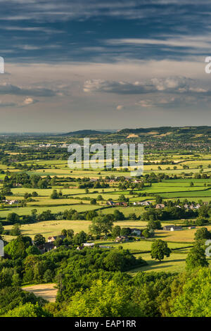 Blick über Coaley, Cam und Frocester am späten Nachmittag von der Cam lange nach unten, in der Nähe von Uley, Gloucestershire, UK Stockfoto