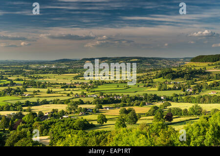 Panoramablick am späten Nachmittag von Cam lange Down (Cotswolds Weg), in der Nähe von Uley, Gloucestershire, UK Stockfoto