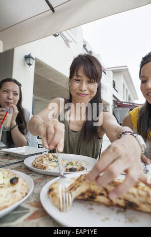 Drei Frauen, die eine Mahlzeit genießen. Stockfoto