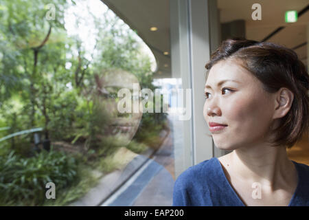 Eine Frau auf einem Gehweg in Namba Parkbüro und Einkaufszentrum. Stockfoto